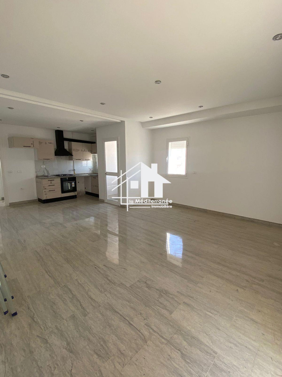 Un appartement S+2 vide à Riadh al andalous