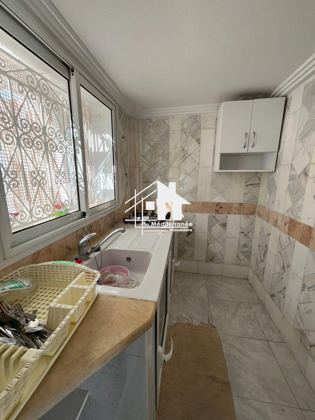 A louer un studio meublé au RDJ à Amilcar