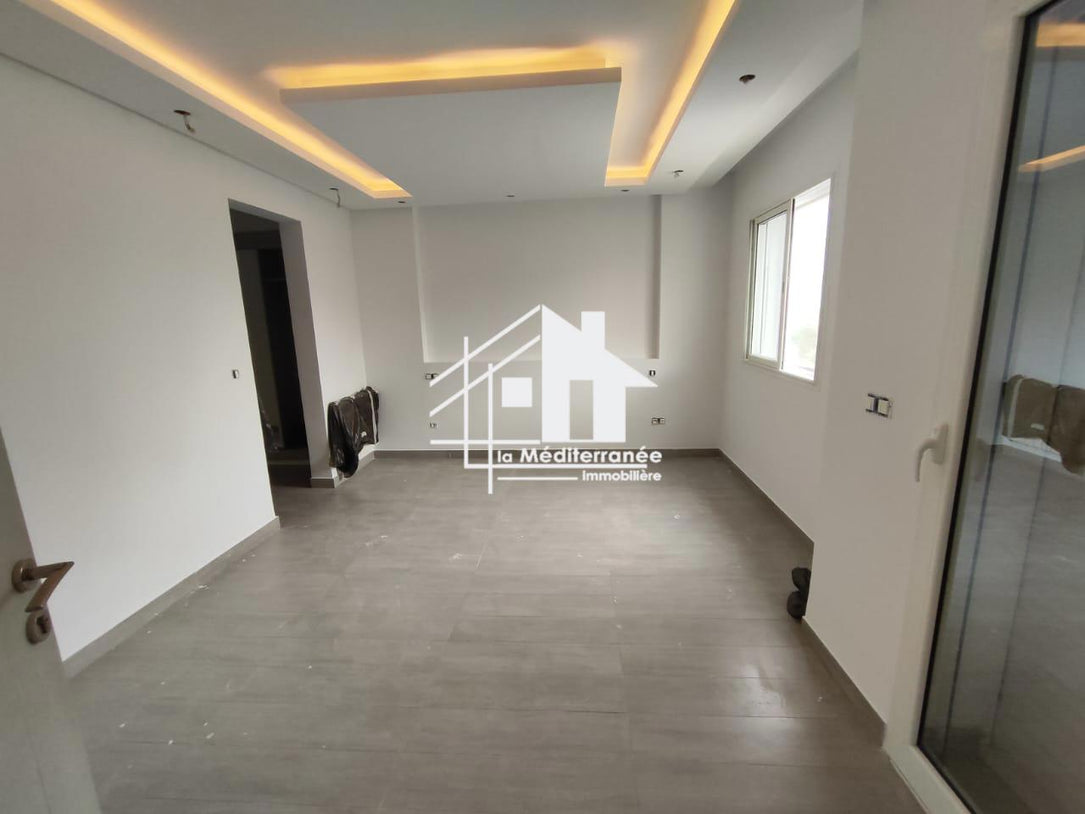 A louer une villa s+5 avec double jardin à la soukra
