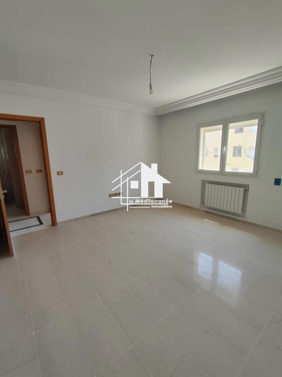A vendre un S+3 jamais habité a la cité Wahat