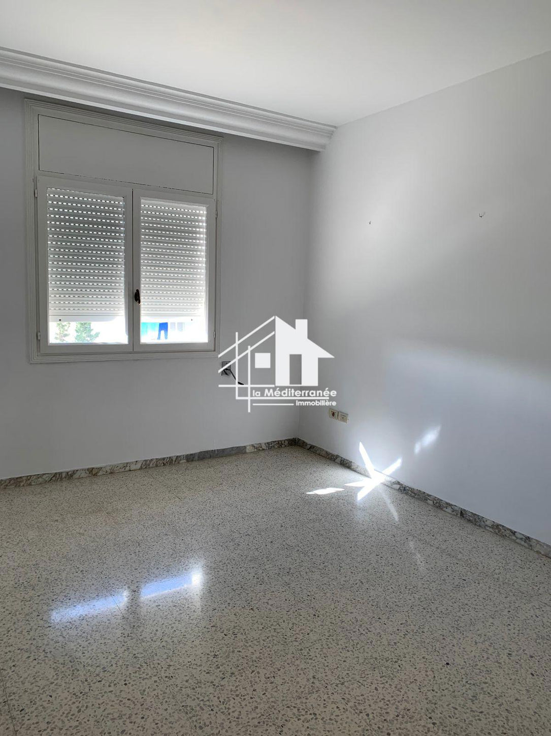 A vendre  un appartement s+3 à cite ennaser