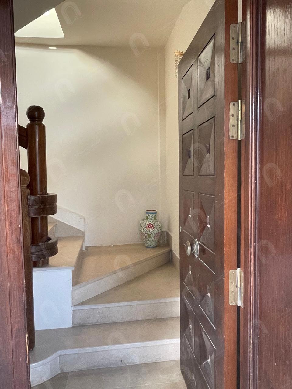 location s+3 au 2éme étage de villa avec piscine