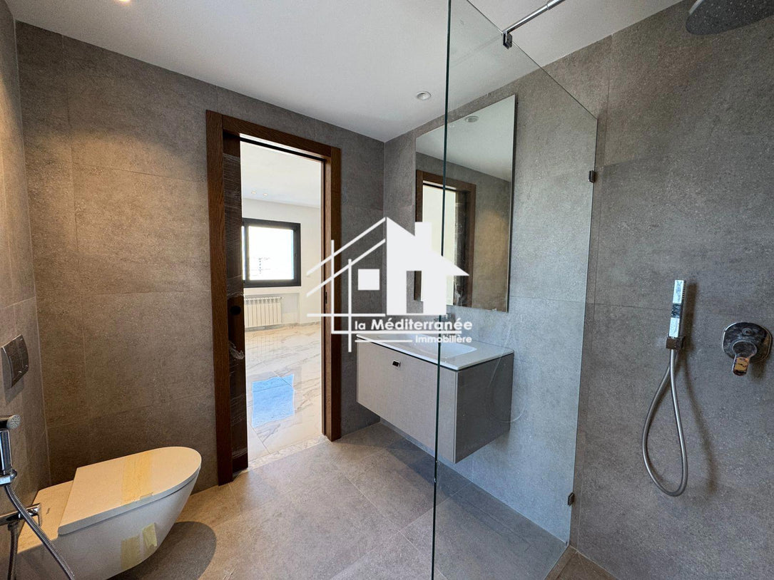 Une magnifique villa S+3 avec piscine à cité les pins