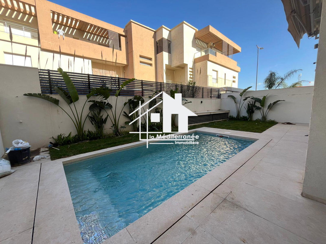 A vendre villa s+6 avec piscine à Marsa Nassim