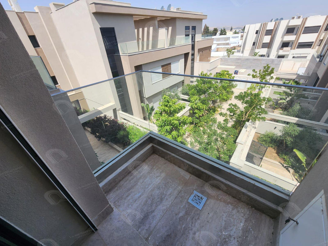 Villas d'exception avec piscine de trois niveaux en compound privé