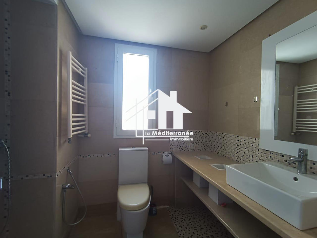 A vendre une villa avec avec piscine à la soukra