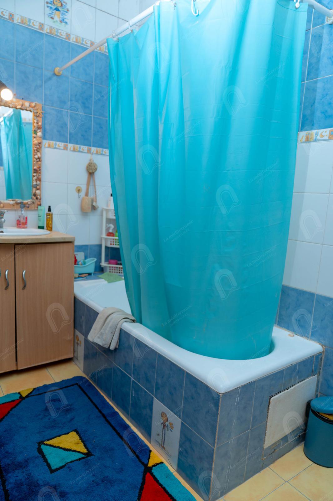 A vendre une villa de style triplex à denden