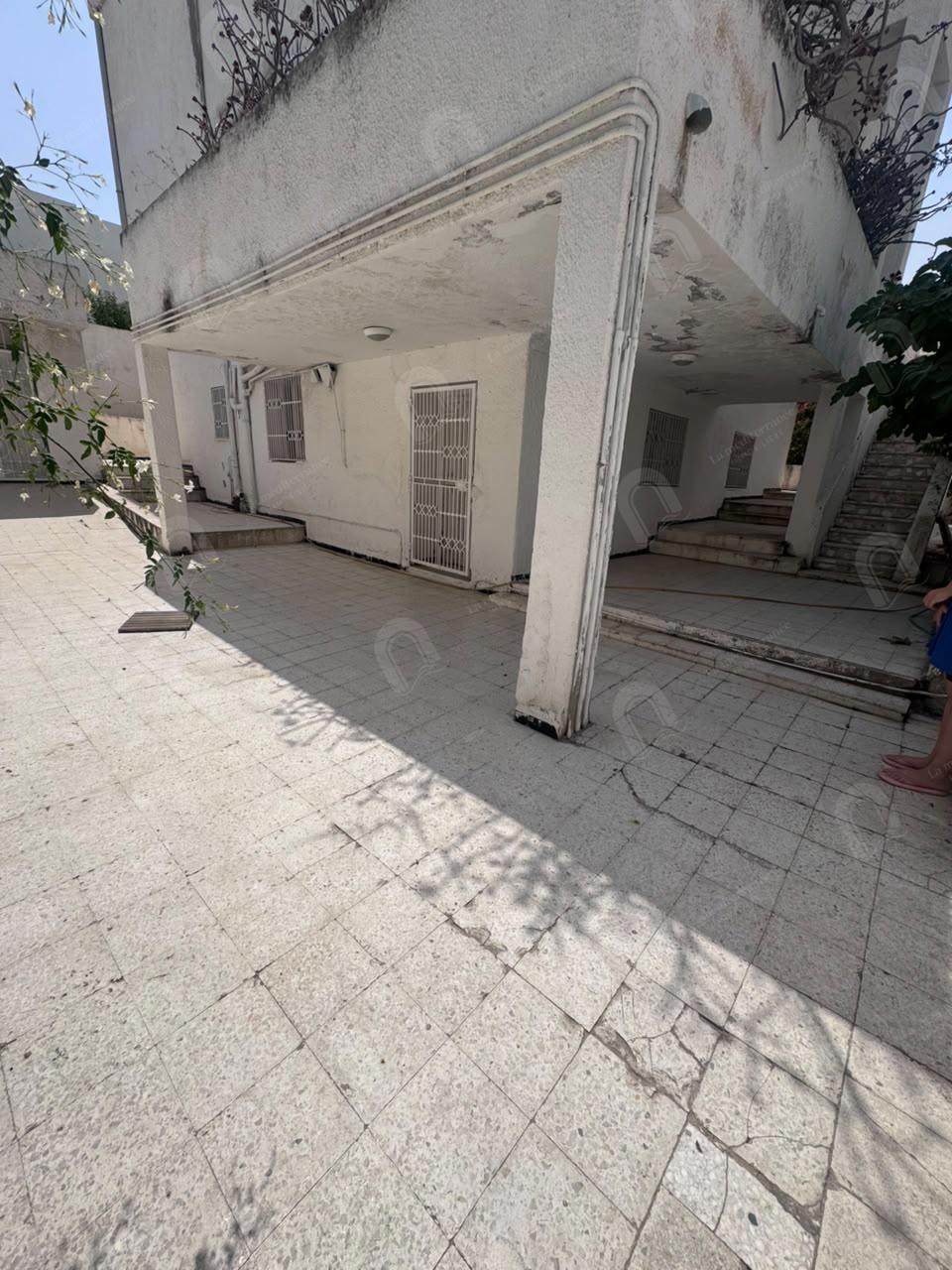 A vendre une villa d'angle sur deux niveau