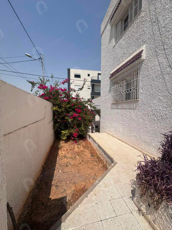 A vendre une villa d'angle sur deux niveau