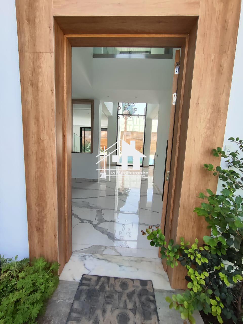 A louer villa S+4 La Soukra