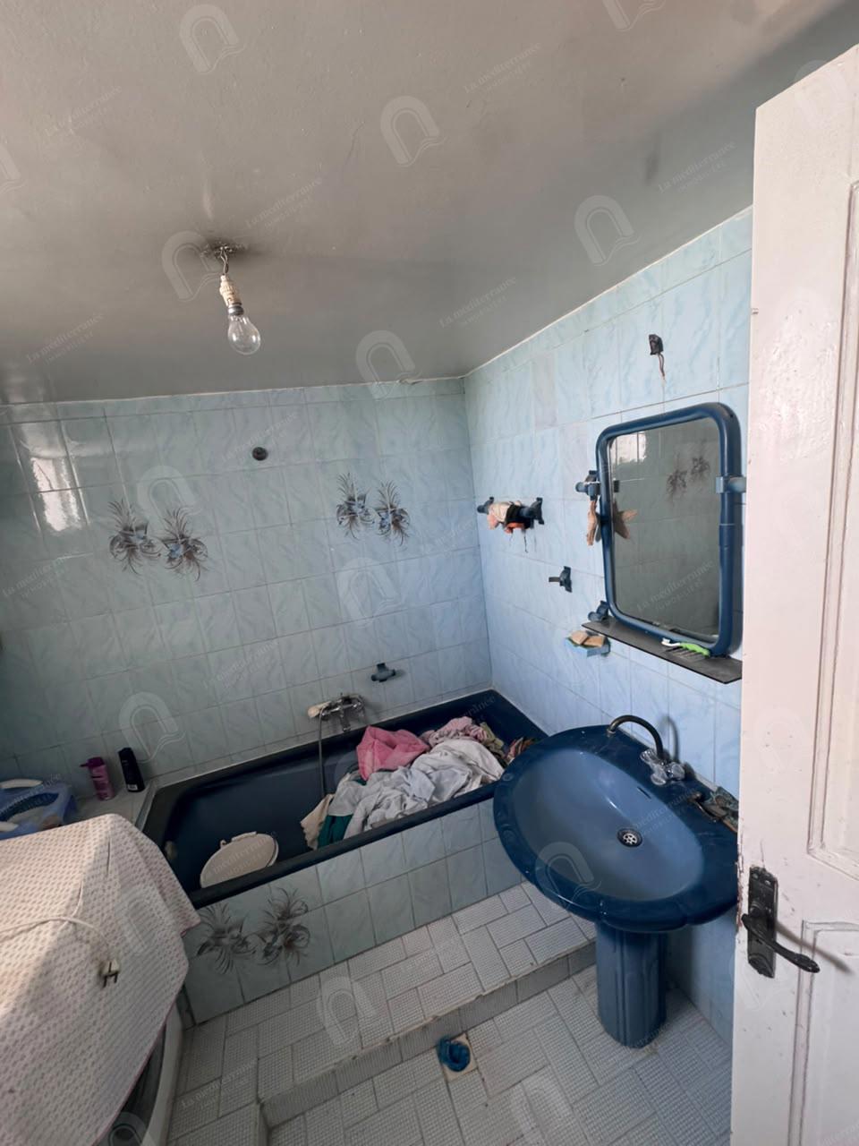 A vendre une villa d'angle sur deux niveau