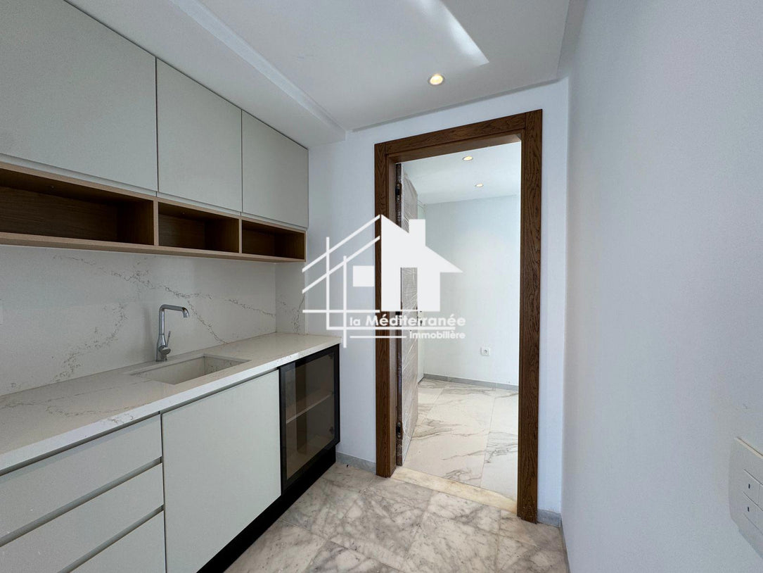 Une magnifique villa S+3 avec piscine à cité les pins