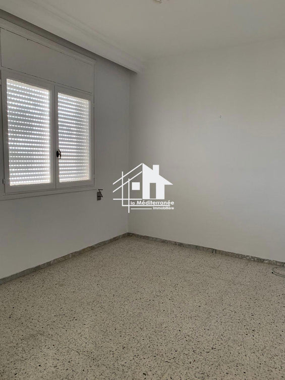 A vendre  un appartement s+3 à cite ennaser