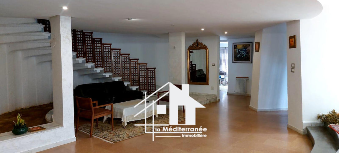 A louer villa S+5 avec piscine à la Soukra