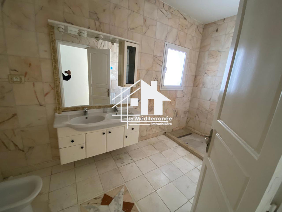 une villa S+5 à gammarth