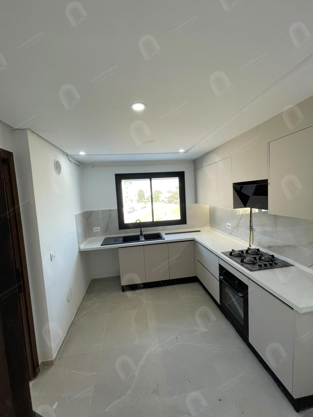 A vendre un appartement S+3 hst jamais habité