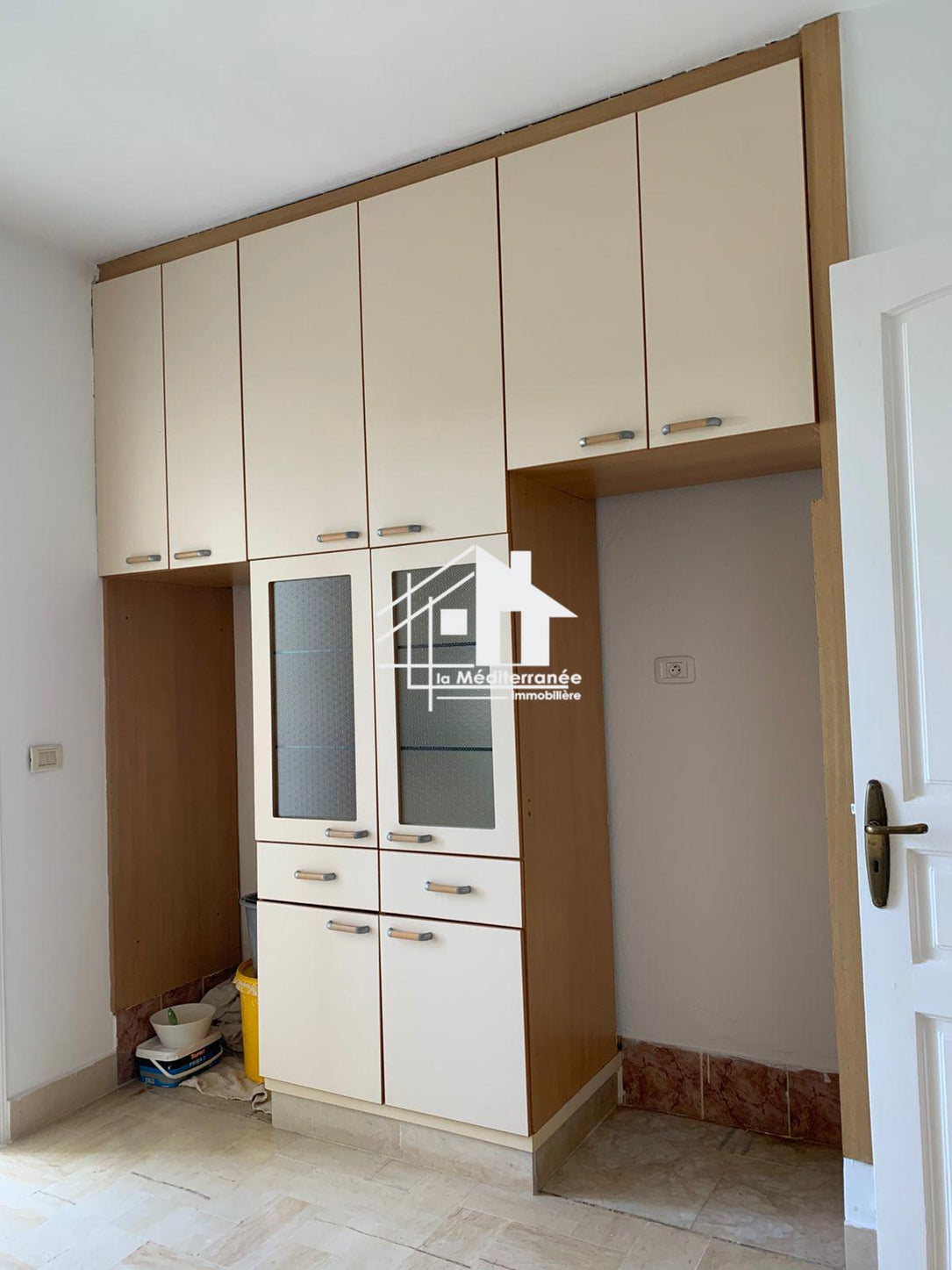 A vendre  un appartement s+3 à cite ennaser