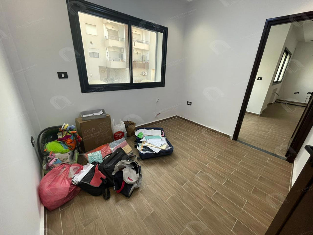 A louer un Etage de villa s+4 Usage bureautique jamais habitée A Rades cote apollo