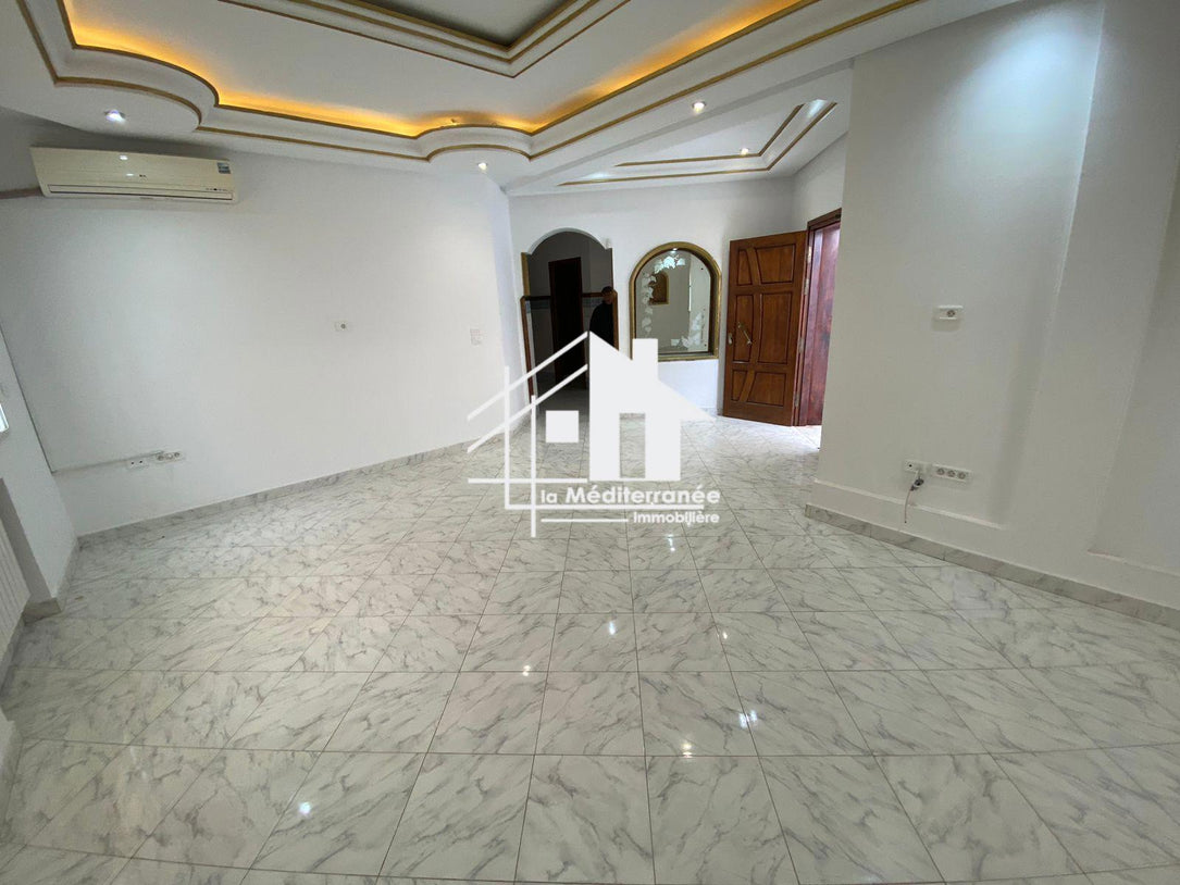 A louer un RDC de villa S+4 aux Jardins de Carthage