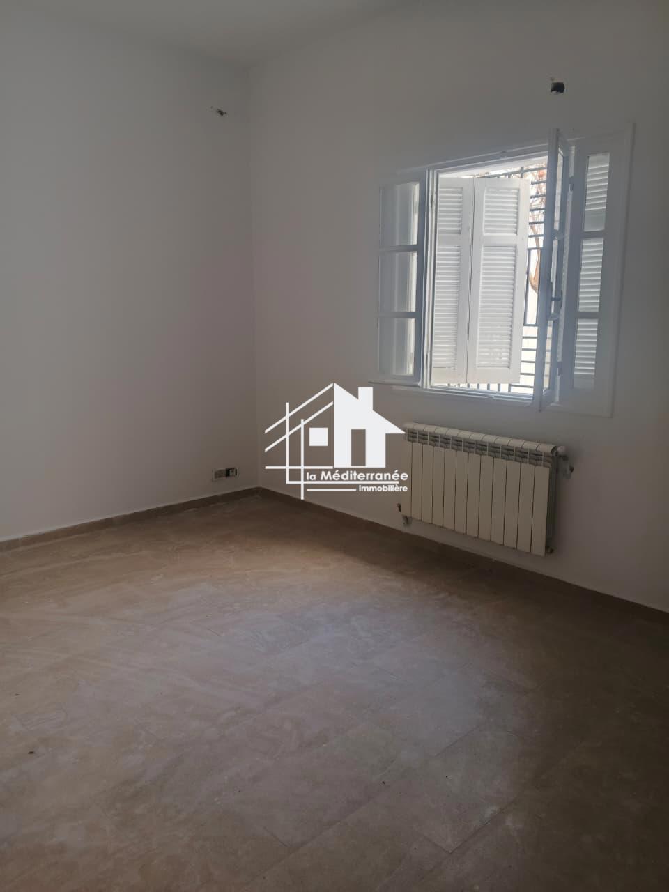 A louer étage de villa S+3 Rdc à bayrem etounsi