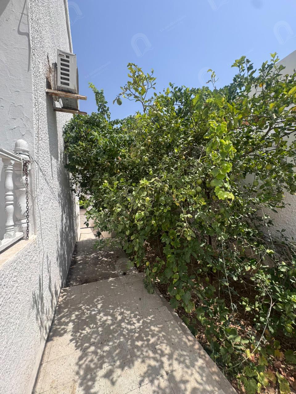 A vendre une villa d'angle sur deux niveau