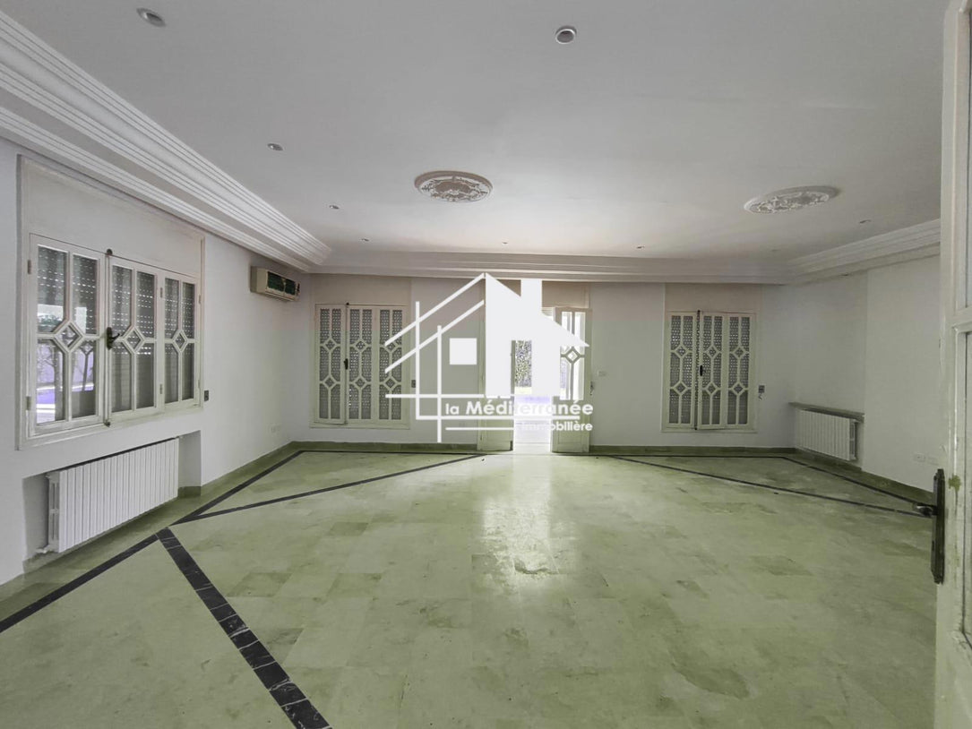 A vendre une villa avec piscine à la soukra