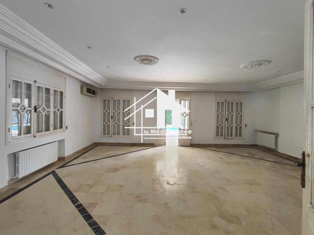 A vendre une villa avec piscine à la soukra