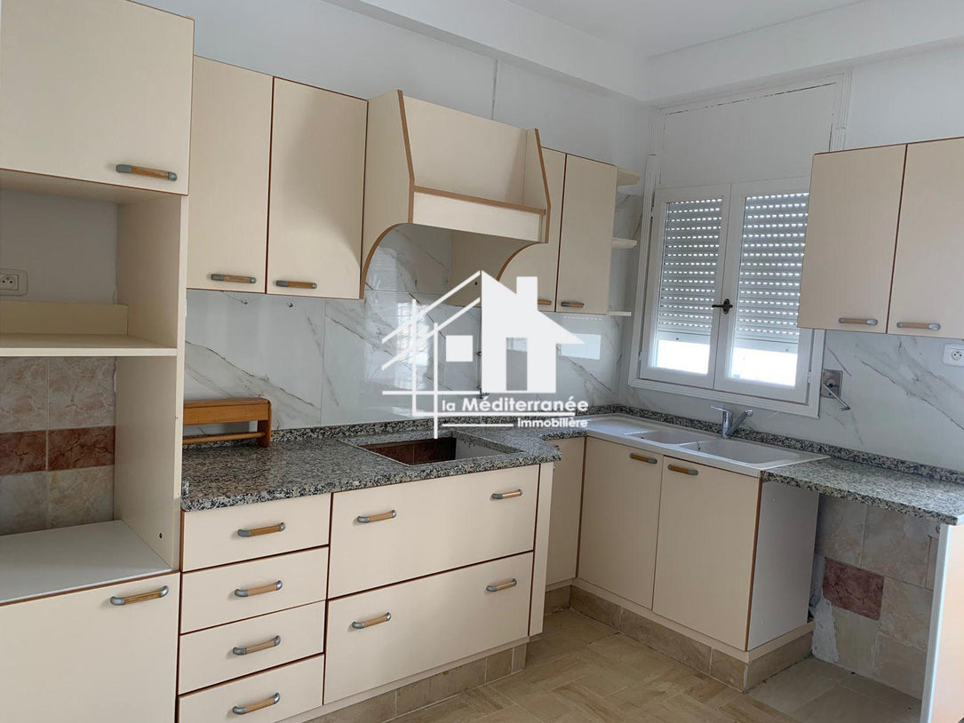 A vendre  un appartement s+3 à cite ennaser