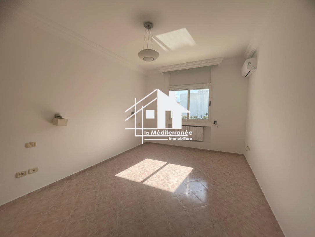A vendre villa s+6 avec piscine à Marsa Nassim