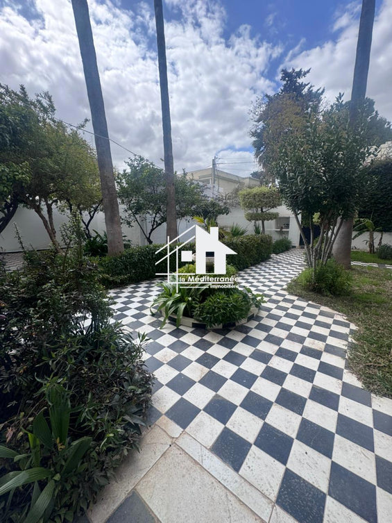 à louer rez de chaussée s+3 avec jardin au bardo