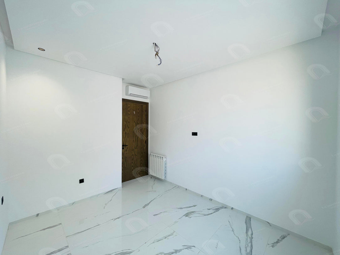 À VENDRE – APP S+1 AVEC JARDIN PRIVATIF À LA SOUKRA