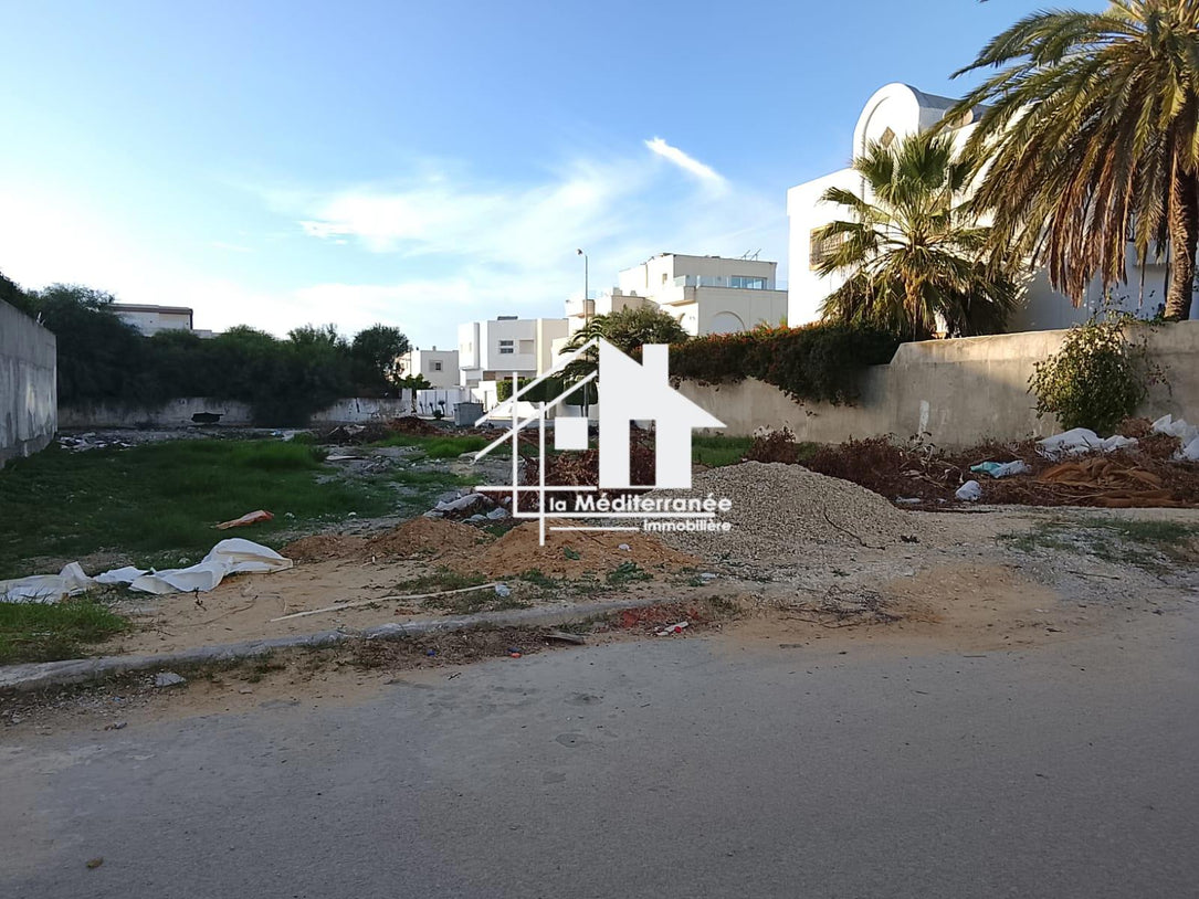 A vendre un terrain donnant sur deux rues à Gammarth