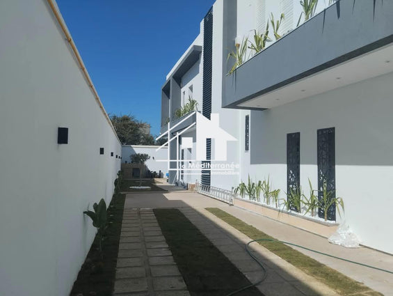 A louer ètage de villa haut standing nouvelle soukra