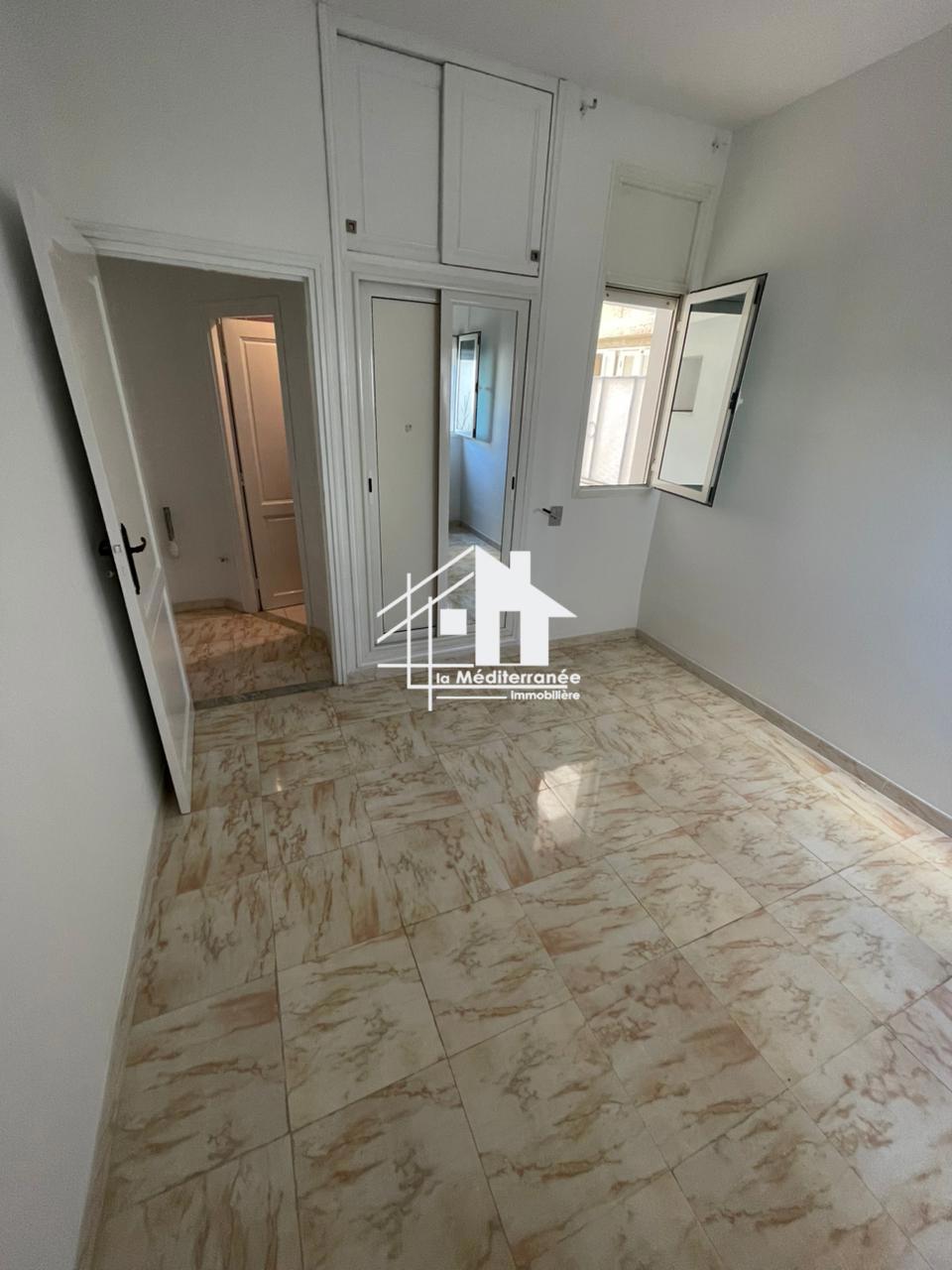 A louer étage de villa s+3  au bardo lahnaya