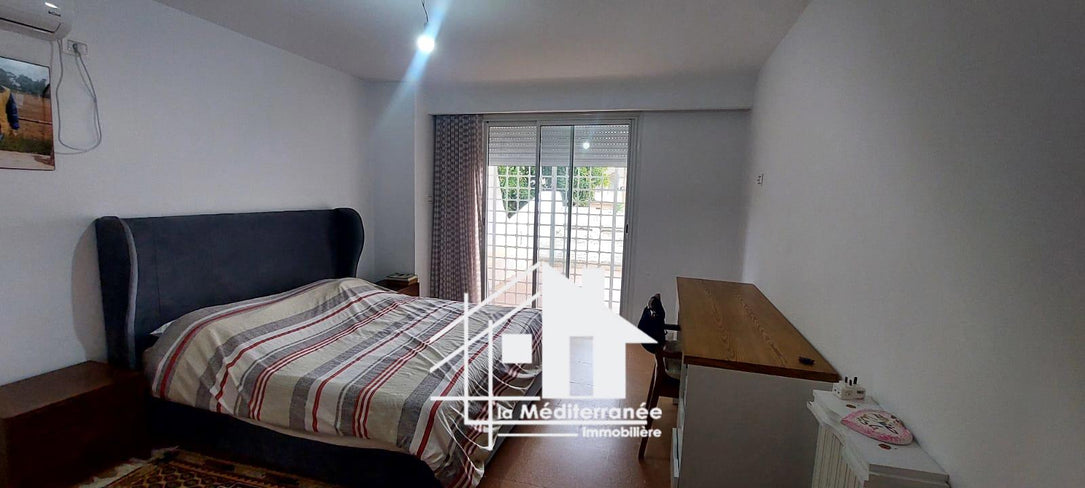 A louer villa S+5 avec piscine à la Soukra