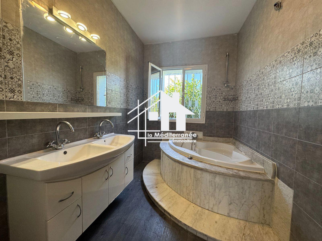 Une villa S+4 à Gammarth