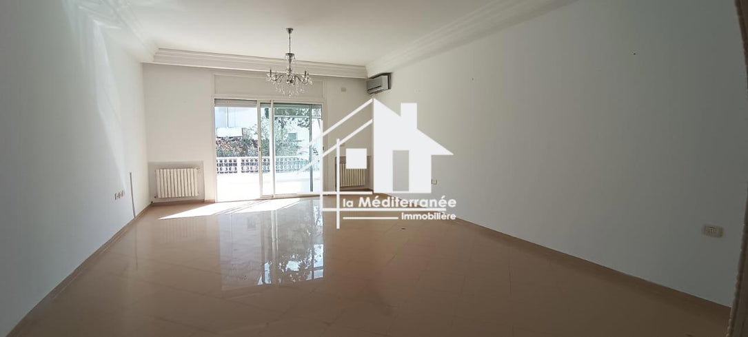 A louer villa S+5 à la Soukra