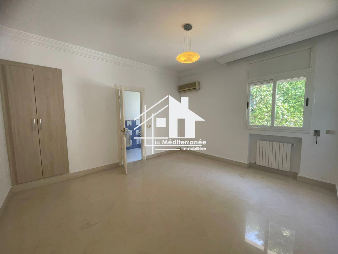 A vendre villa s+6 avec piscine à Marsa Nassim