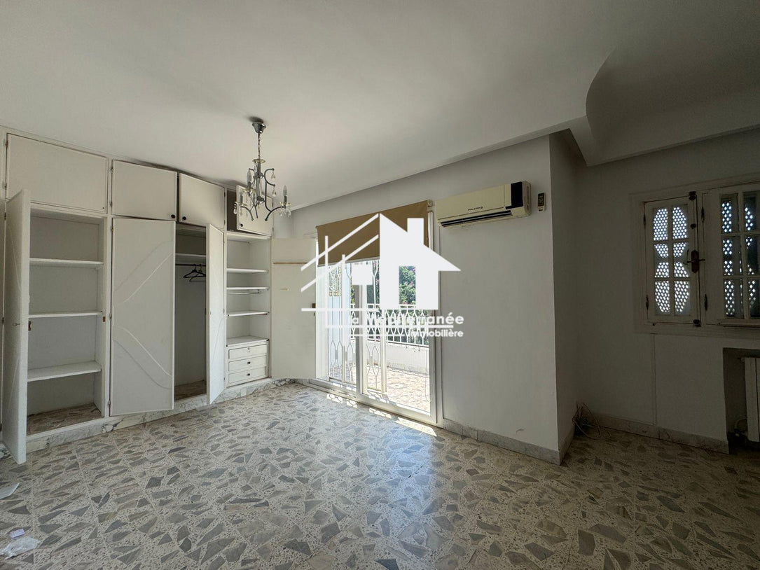 Une villa S+4 à Gammarth
