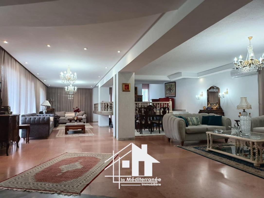 A louer villa S+5 avec piscine à la Soukra