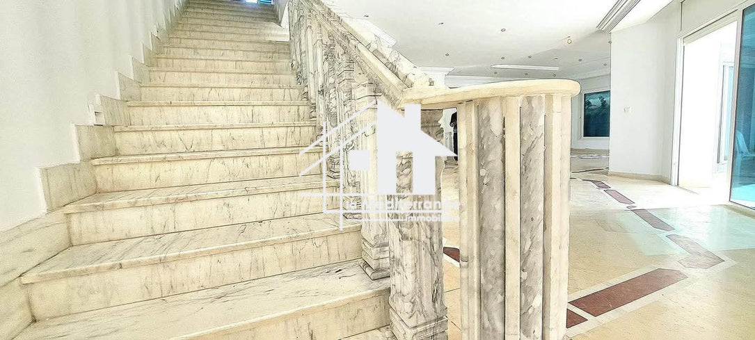 Une villa S+4 à Ain Zaghouan Nord