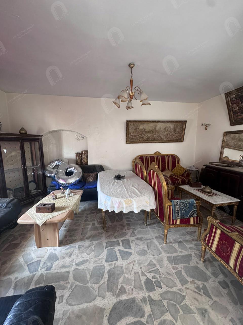 A vendre une villa d'angle sur deux niveau