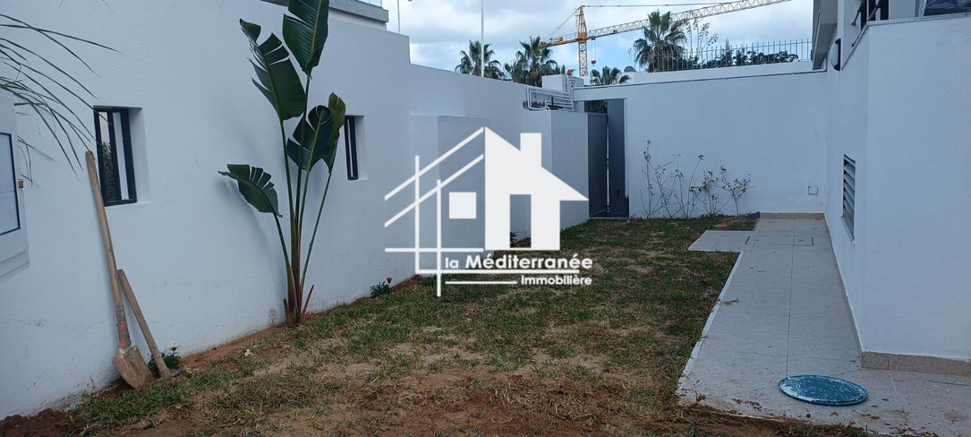 A louer un s+3 neuf avec jardin à chotrana1