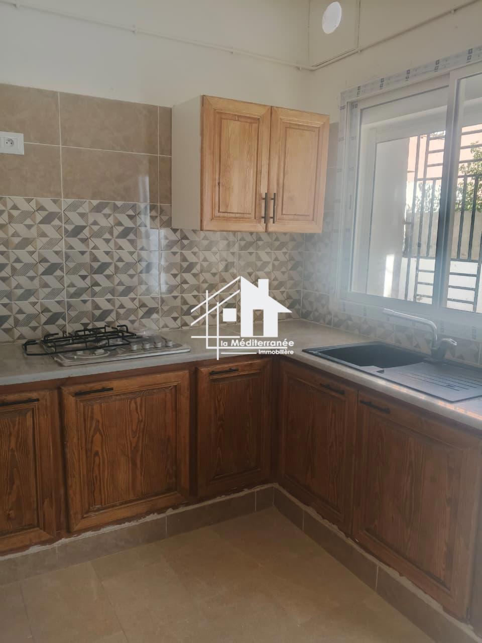 A louer étage de villa S+3 Rdc à bayrem etounsi