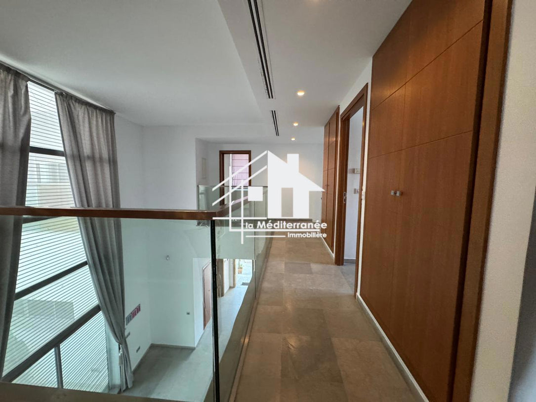 Une magnifique villa S+5 avec piscine au Lac 2