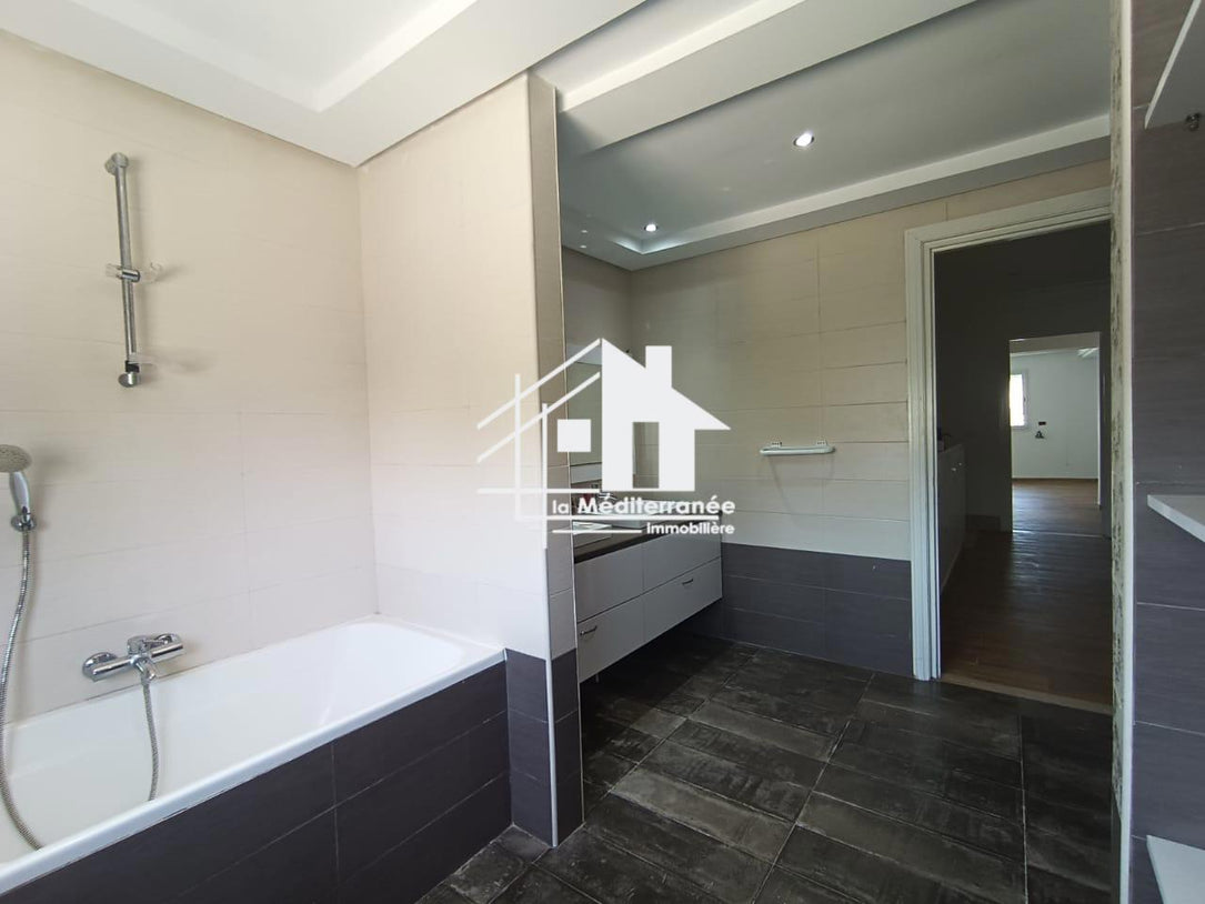 A vendre une villa avec avec piscine à la soukra
