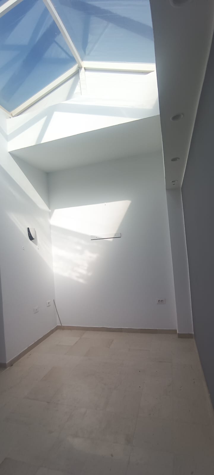 A louer un bureau H+1 a la soukra UMA