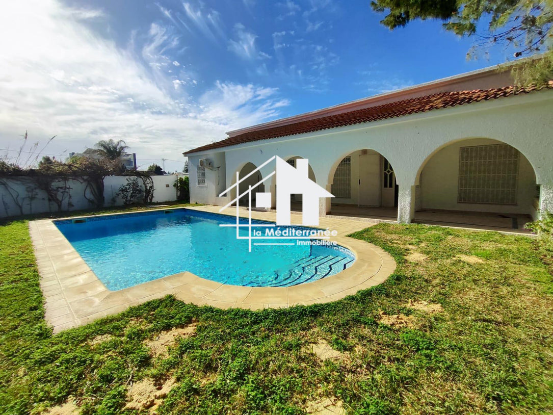 A vendre une villa avec piscine à la soukra