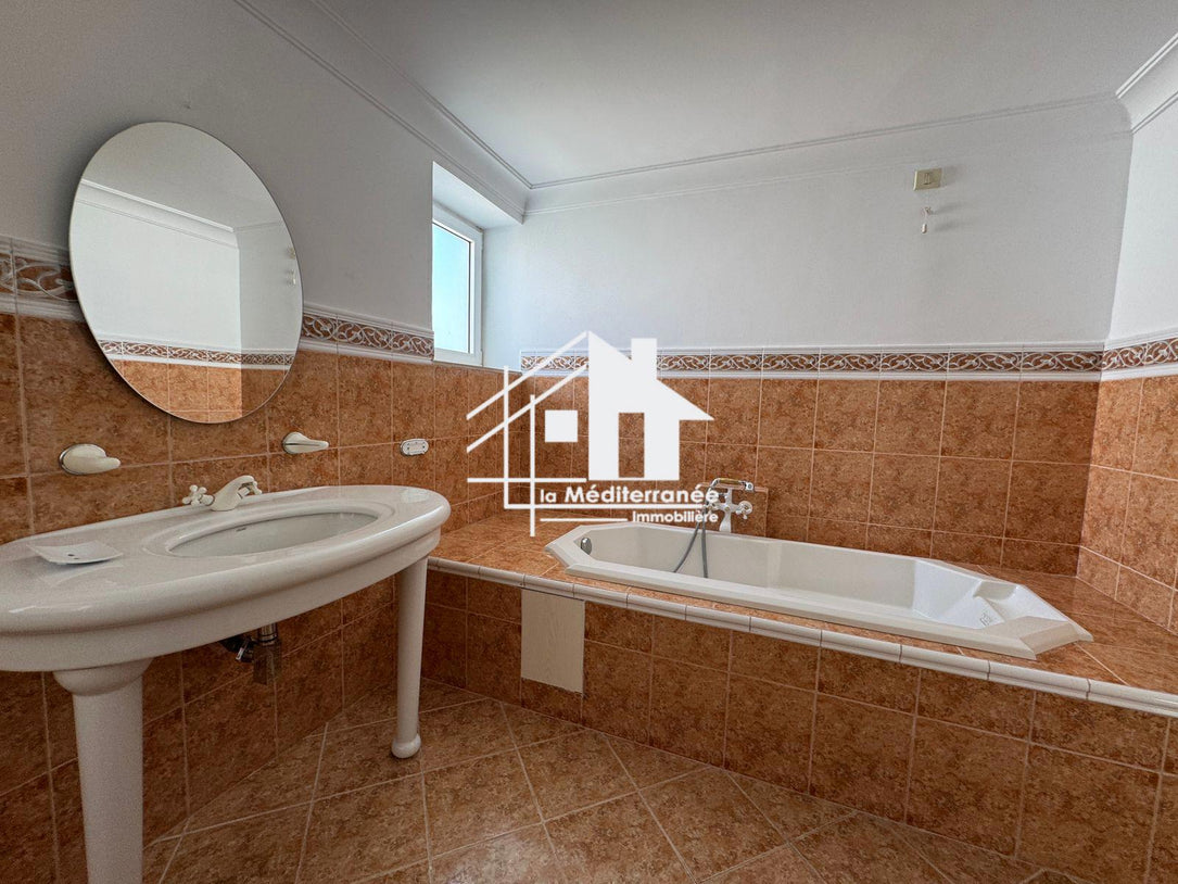 A louer une magnifique villa de maitre S+6