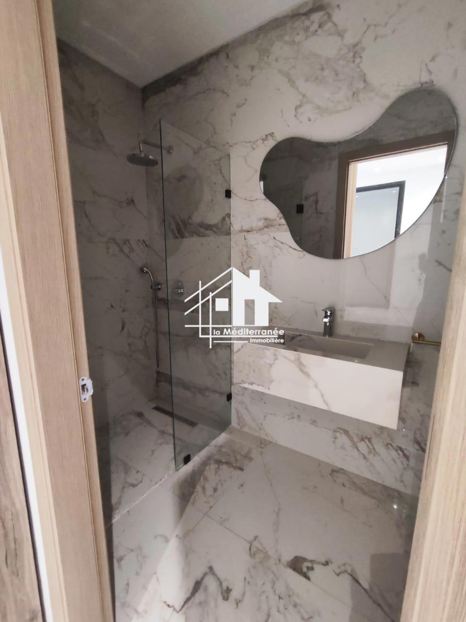 A louer villa S+4 La Soukra